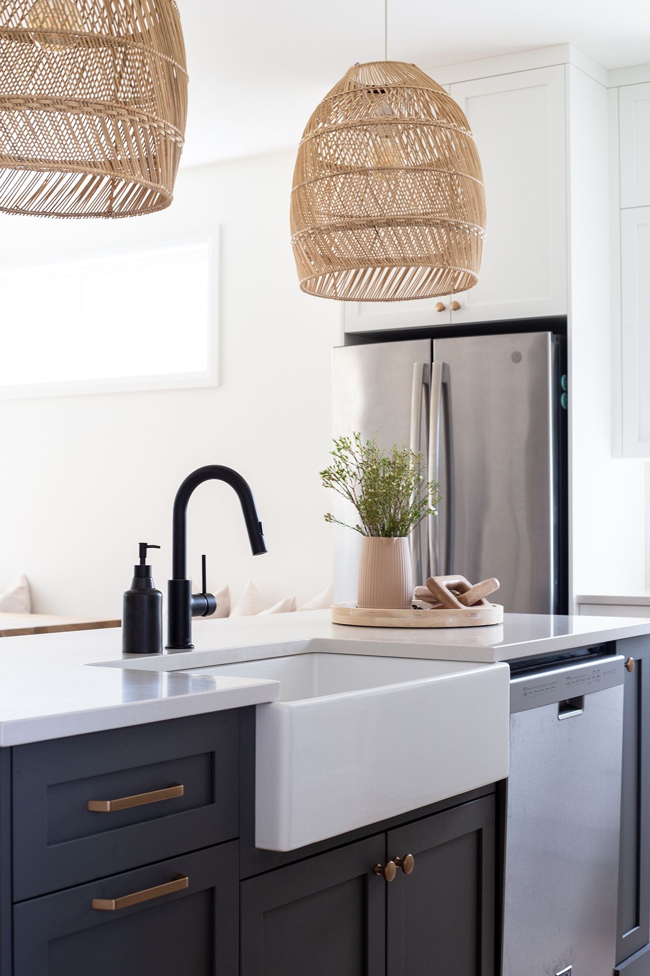 Kitchen cabinets featuring VelourTouch Cashmere Dusk VT01